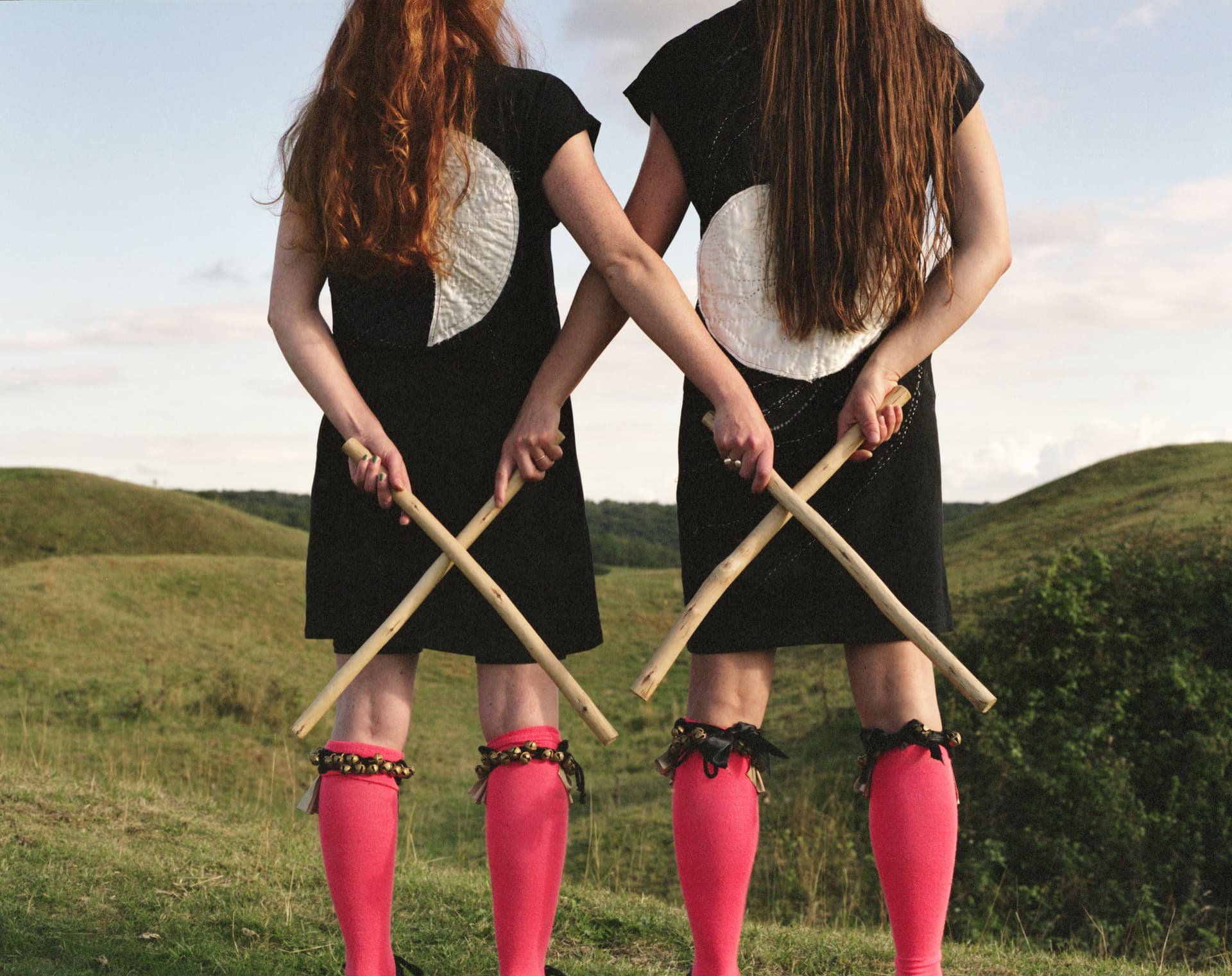 For your performances you often collaborate with amazing musicians such as Sam Sweeney, Miranda Rutter and Rob Harbron. What are the challenges of playing for a Morris side?